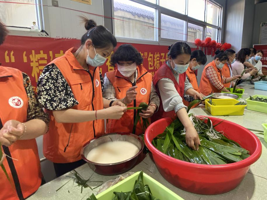 青口供電所黨支部聯(lián)合生產生活服務中心分會、黃沙坨社區(qū)，共同舉辦“悠悠艾草香 濃濃端午情”系列活動。.png